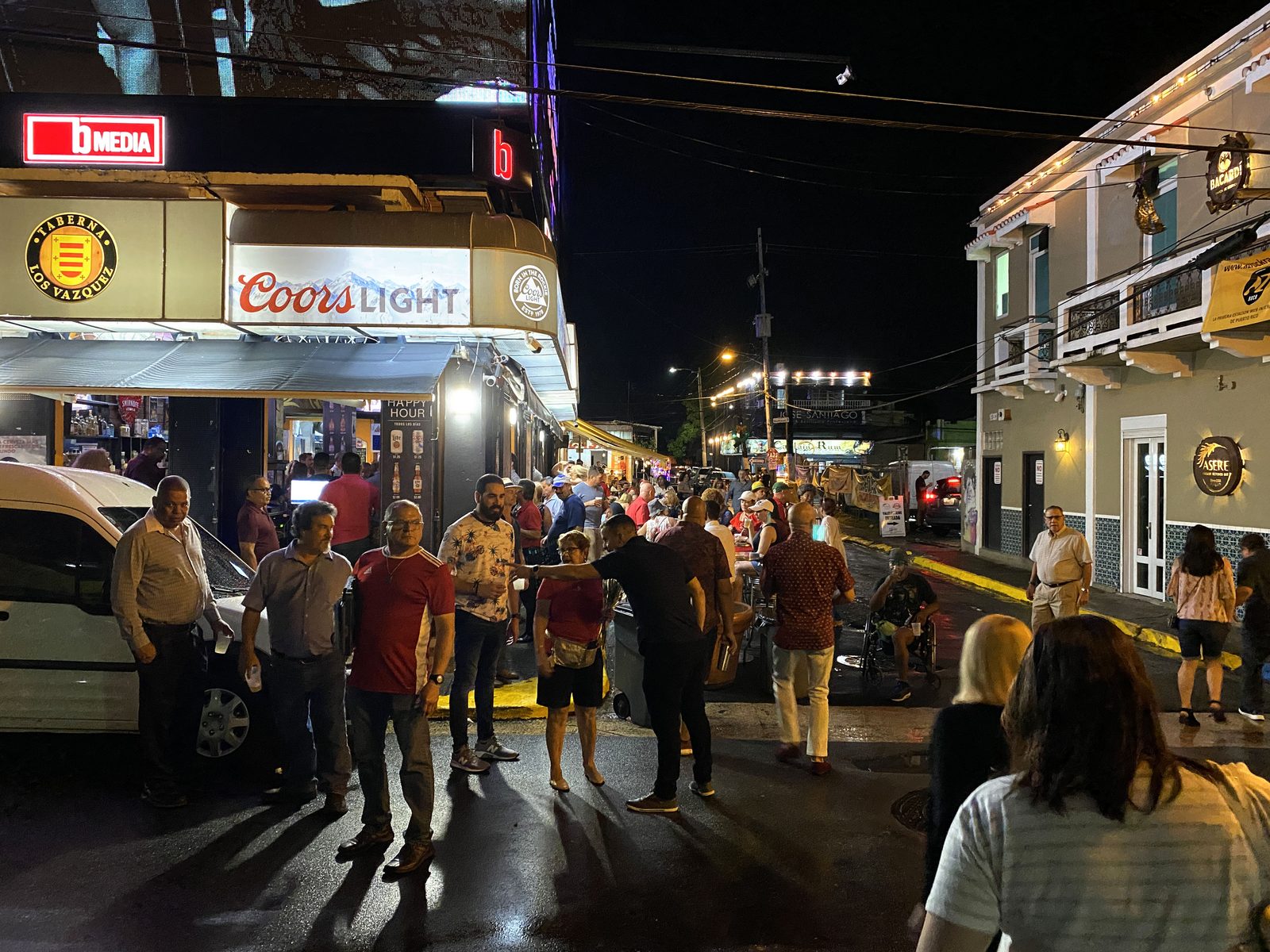 Live salsa dancing in Santurce
